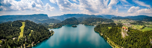 Photo slovénie - panorama vue aérienne du lac de bled. photographie aérienne par drone fpv.