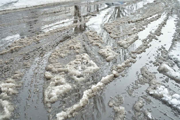 Slush sur la route pendant les chutes de neige en hiver.