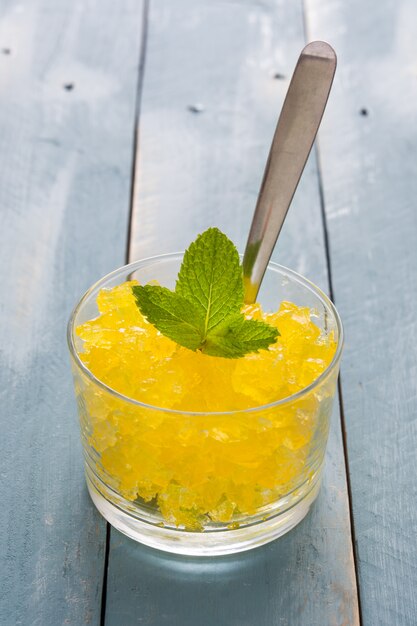 Slushie au citron en verre sur table en bois bleu