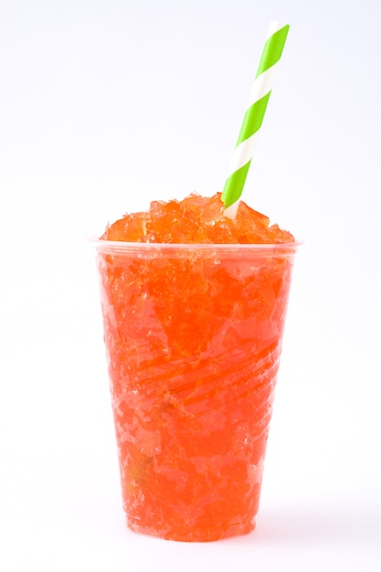 Slushie aux fraises isolé sur blanc