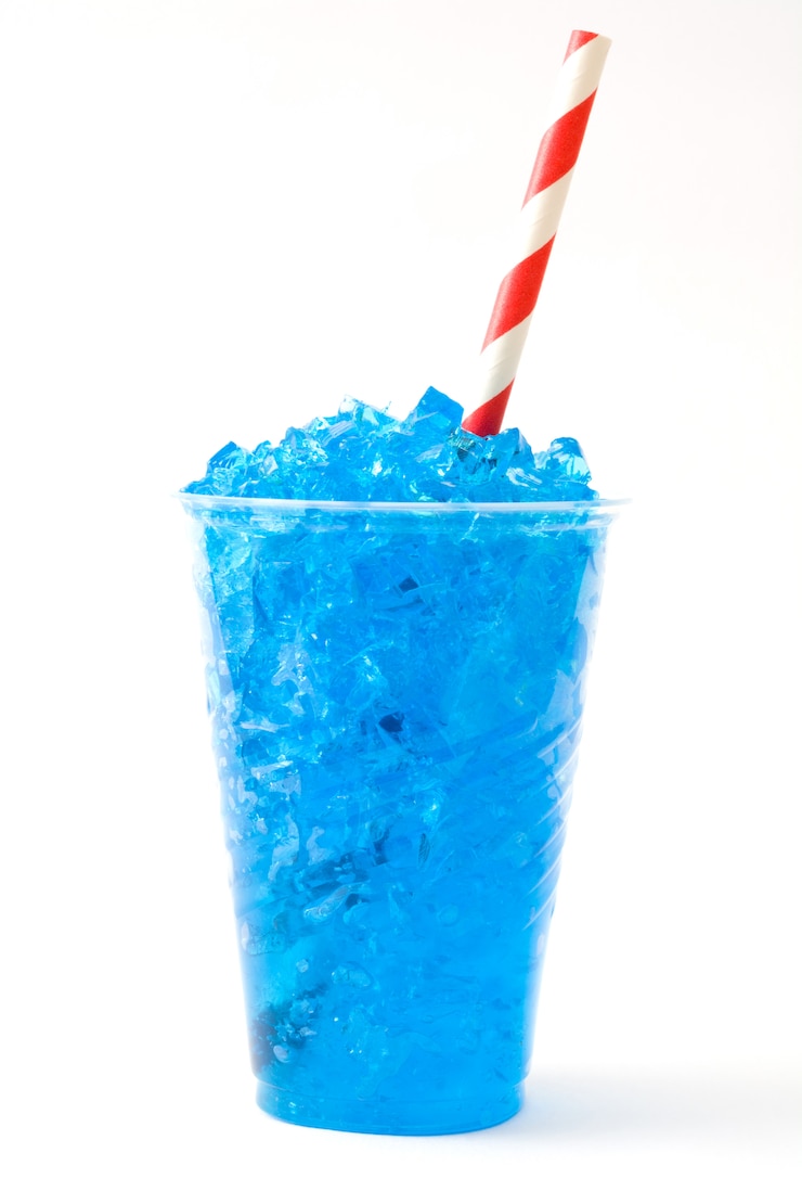 Photo slushie bleu sur blanc