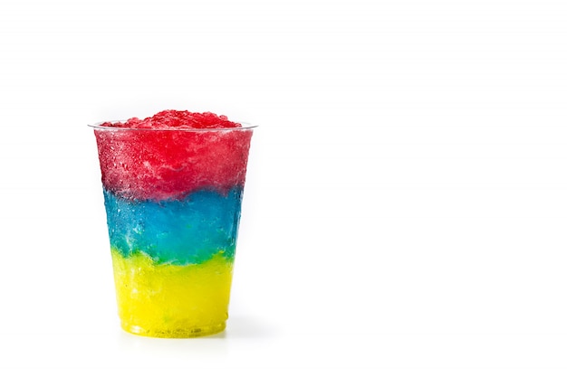 Slushie colorée de différentes saveurs avec de la paille dans une tasse en plastique