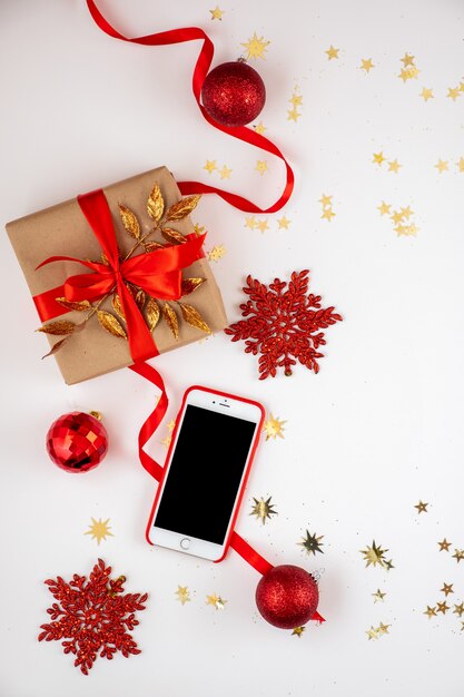 Smarphone de belles décorations de Noël sur fond blanc.