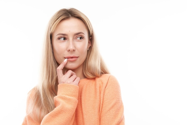 Smart blonde girl in casual holding menton pense doutes rend décision isolé sur fond blanc studio