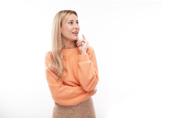 Smart blonde girl in casual holding menton pense doutes rend décision isolé sur fond blanc studio