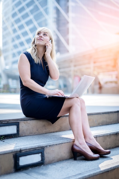 smart caucasien femme d&#39;affaires main tenir smartphone