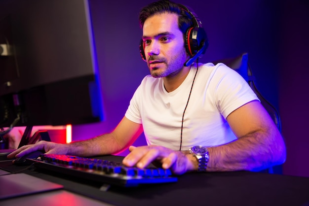 Smart streamer parlant avec les joueurs membres de l'équipe en utilisant un casque et un micro Surmise