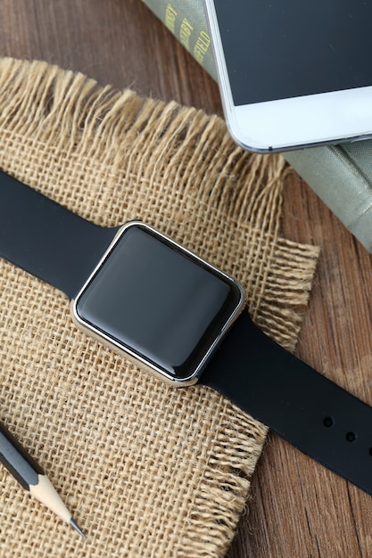 Smart watch et smartphone sur le bureau