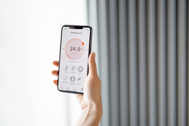 Smartphone avec application lancée pour le réglage de la température