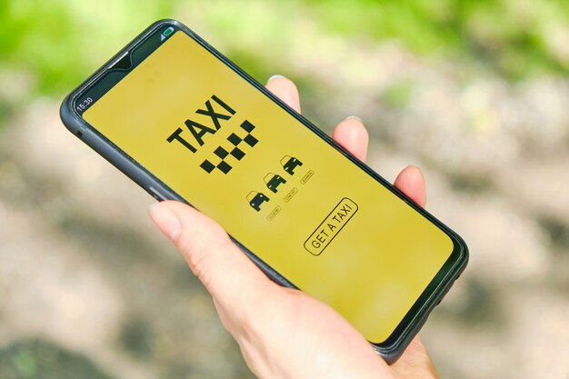 Smartphone Avec Application Pour Choisir Une Classe De Taxi à La Main