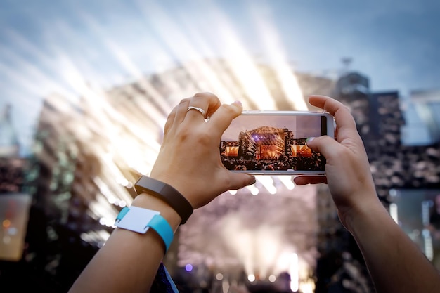 Smartphone au-dessus de la foule lors d'un concert