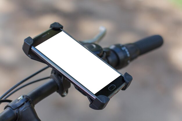 Smartphone au guidon d'un vélo