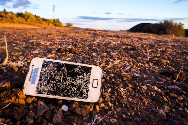 Smartphone blanc avec écran cassé