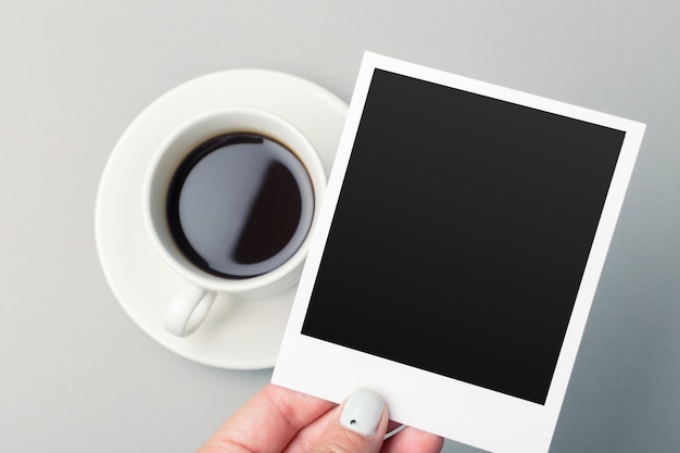 Smartphone et café sur la table