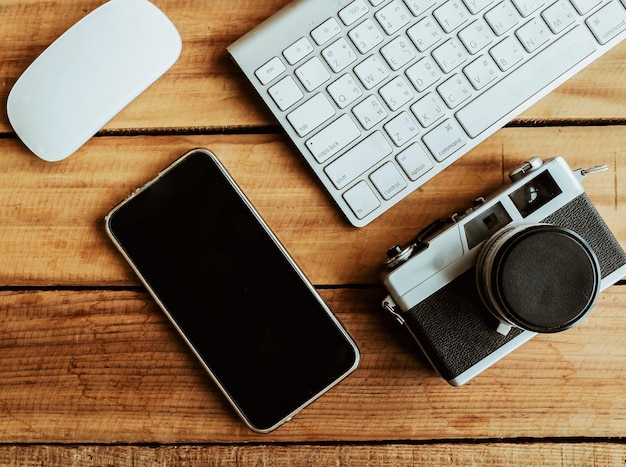 Photo smartphone avec caméra et clavier sur la table