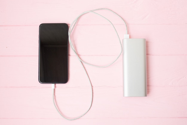 Smartphone chargé par power-bank.