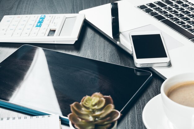 Smartphone et clavier de l'ordinateur sur la table de bureau se bouchent