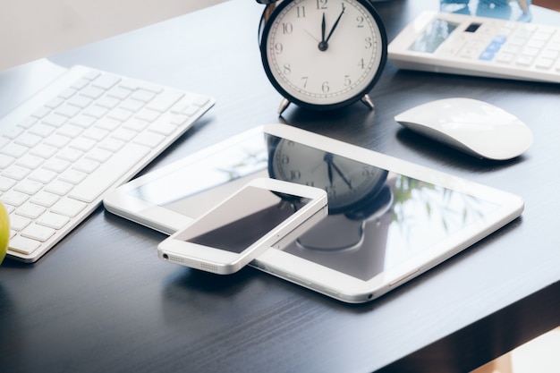 Smartphone et clavier d'ordinateur sur la table de bureau