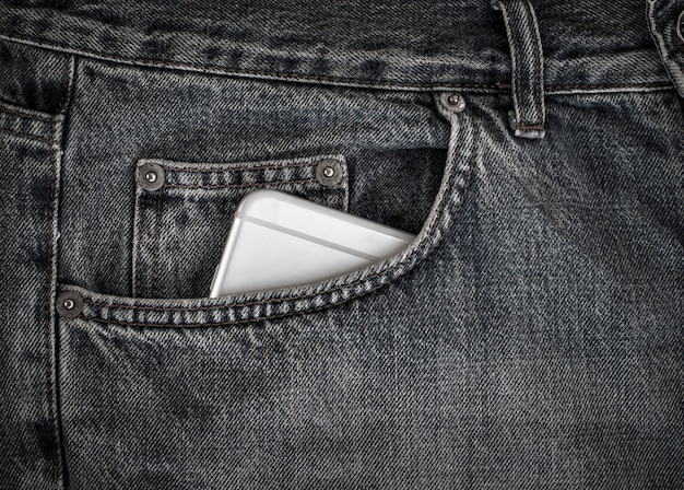 Smartphone dans la poche avant d&#39;un jean noir
