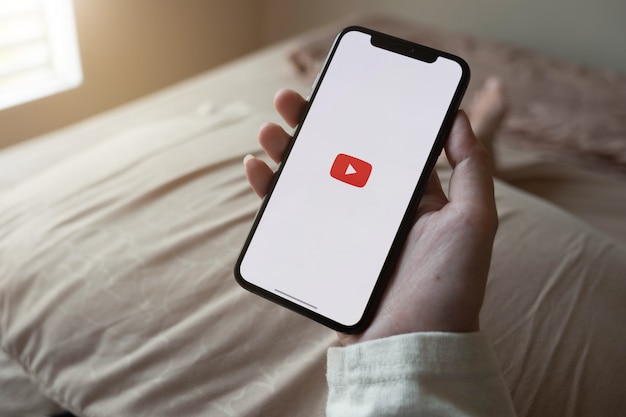 Smartphone dernière génération avec logo YouTube à l'écran