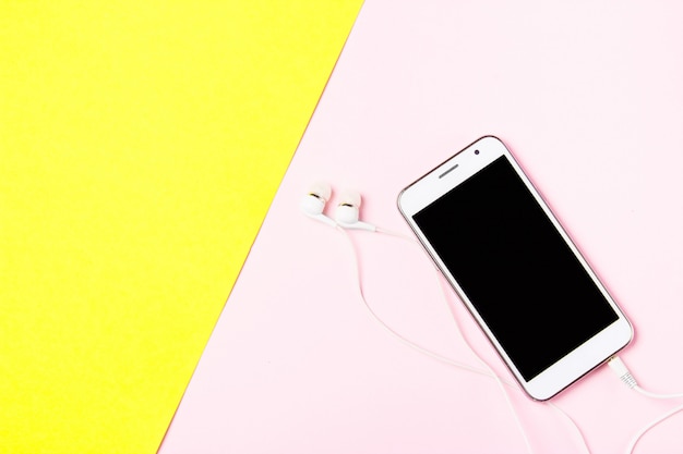 Smartphone Avec Des écouteurs Sur Fond D'art Jaune Et Rose