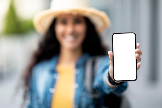 Smartphone avec écran vide blanc dans la main de la jeune femme