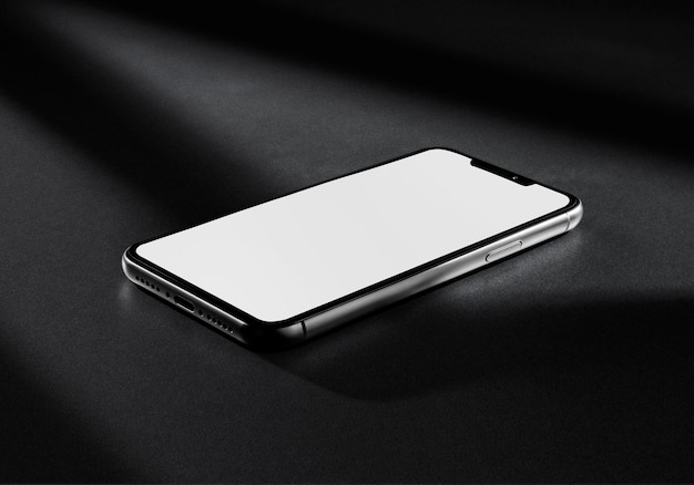 Smartphone élégant avec un écran blanc sur fond sombre
