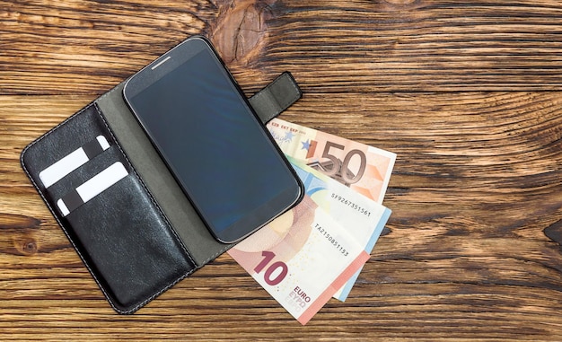 Smartphone avec euro sur la table