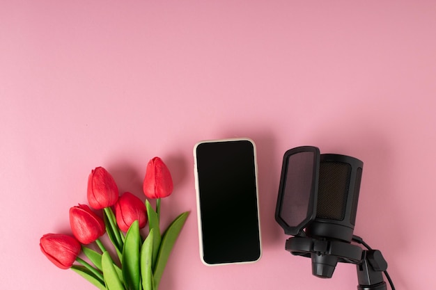 Smartphone et microphone avec un bouquet de tulipes Bannière pour la Saint-Valentin