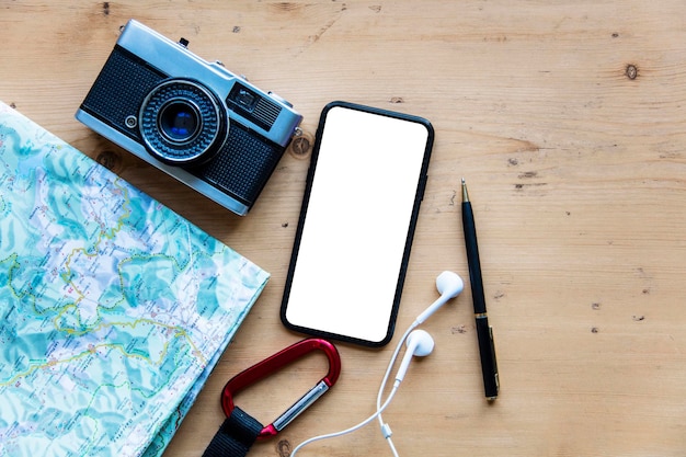 Smartphone moderne avec des articles de voyage Affichage du téléphone à écran vide