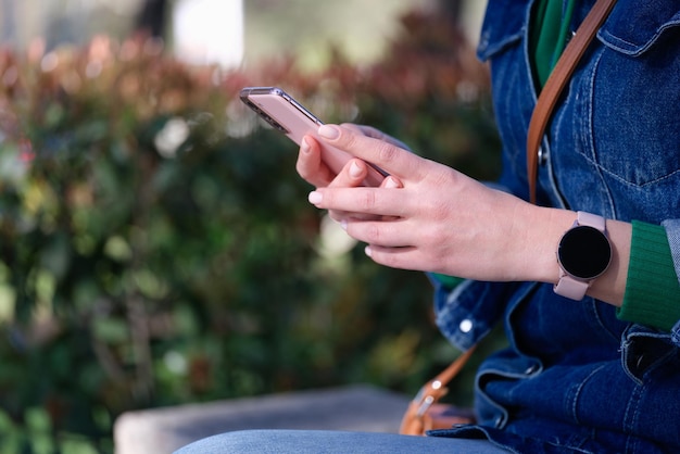 Smartphone moderne dans les mains des femmes dans la rue recevoir des sms et un concept de chat