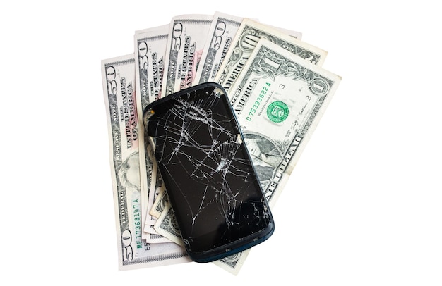 Smartphone noir écrasé isolé et argent dans un portefeuille en cuir pour en acheter un nouveau. Dollars et téléphone cassé sur fond blanc. Il est temps d'obtenir un prêt pour l'électronique.