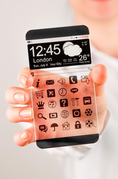 Smartphone (phablet) avec un écran transparent dans des mains humaines. Concept réel des futures idées innovantes et des meilleures technologies de l'humanité.