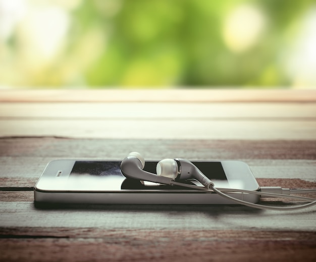 Smartphone rétro sur table en bois.