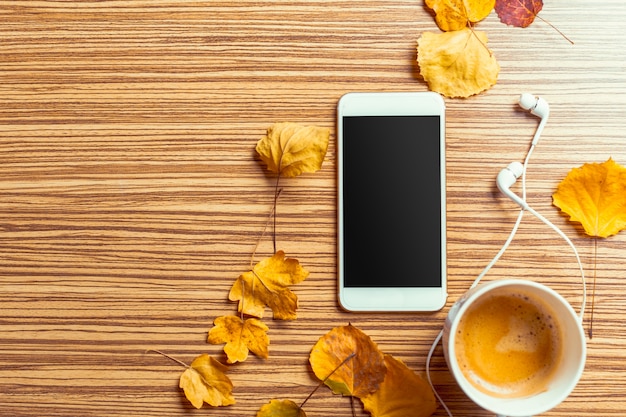 Smartphone sur une table en bois