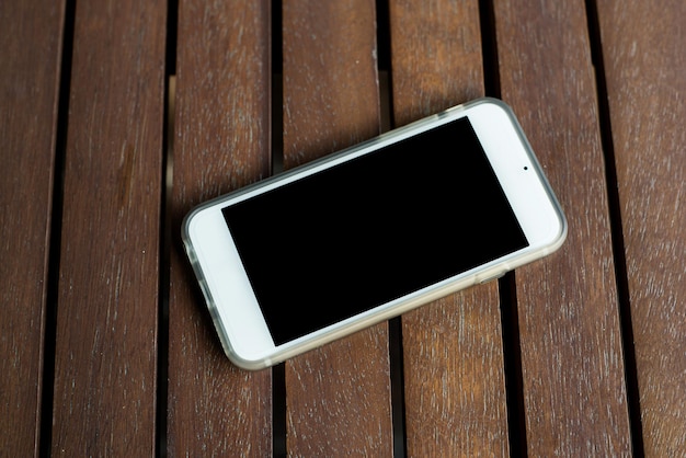 smartphone vierge sur table en bois