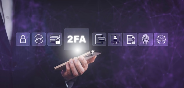 Smartphones en ligne avec cybersécurité confidentialité protéger les données technologie de sécurité du réseau Internet 2FA authentification à deux facteurs cybersécurité confidentialité protéger les données protection des connexions piratées