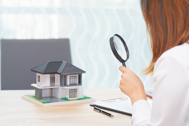 Smile femme à la recherche d&#39;une nouvelle maison ou inspecter les maisons avant d&#39;acheter le concept.