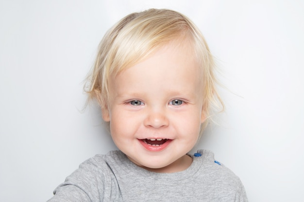 Smiley bébé caucasien sur blanc