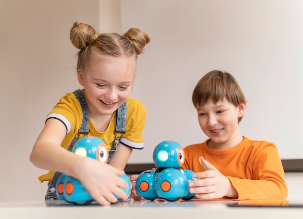 Photo smiley enfants apprenant à l'école coup moyen