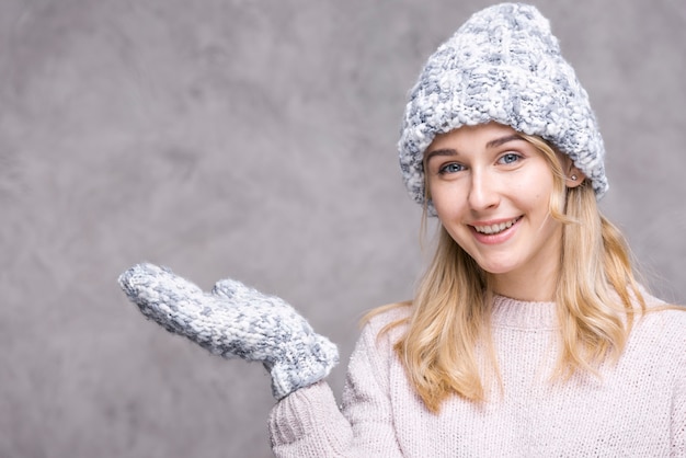 Smiley femme blonde avec des gants