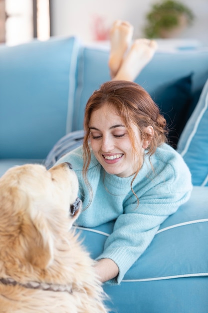 Smiley femme sur canapé avec chien