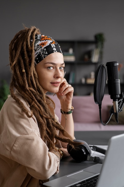 Smiley femme enregistrant un podcast moyen