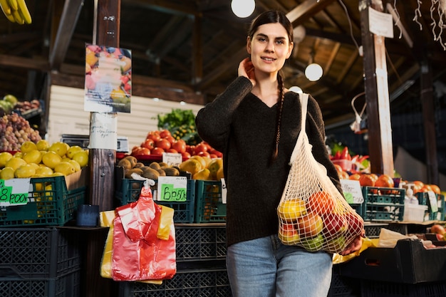 Photo smiley femme avec panier coup moyen