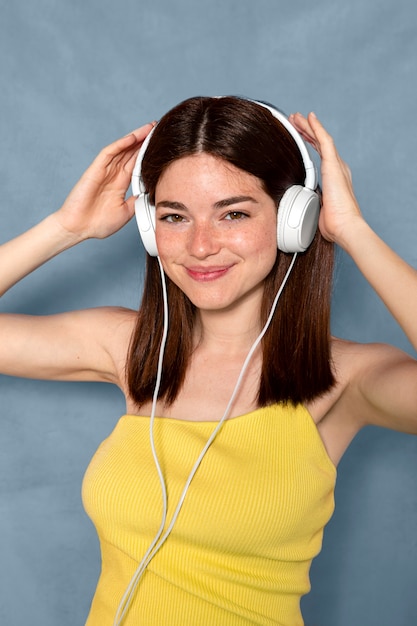 Photo smiley femme portant des écouteurs