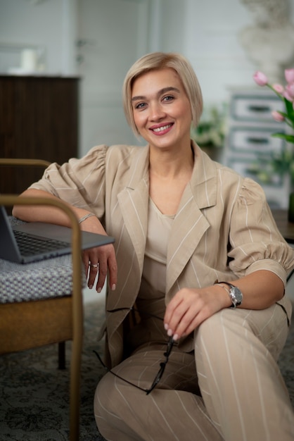 Smiley femme posant à l'intérieur vue de face