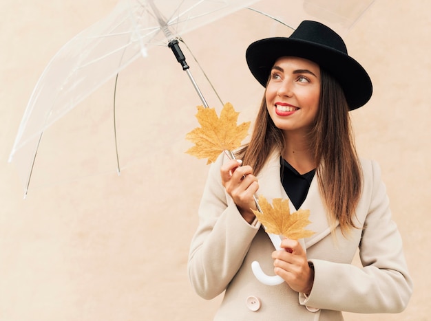 Smiley femme tenant un parapluie transparent