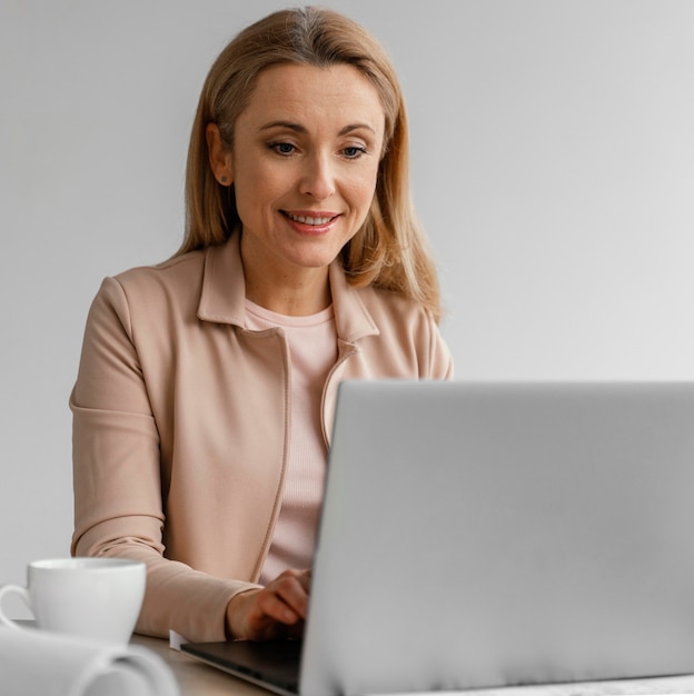 Smiley femme travaillant dans son bureau