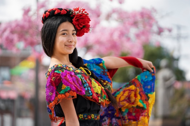 Smiley fille mexicaine posant vue de côté