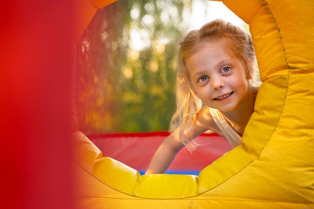 Photo smiley fille en vue de face de maison de rebond